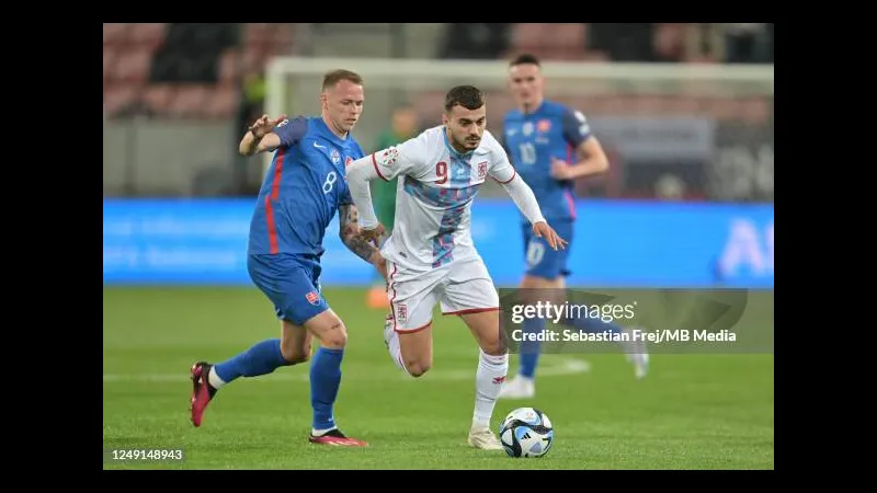 Cầu thủ Slovakia vượt qua hậu vệ Luxembourg với kỹ thuật đi bóng tinh tế